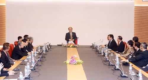 Le Président de l’AN, Nguyên Sinh Hùng, reçoit la délégation de l'ASOCIO. Photo: VNA.