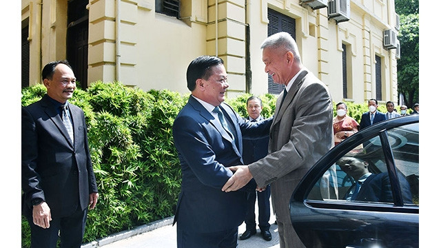 Le secrétaire du Comité municipal du Parti de Hanoï et chef de la délégation de l'Assemblée nationale de Hanoï, Dinh Tiên Dung (à gauche) et Anouphap Tounalom, secrétaire du comité central du Parti révolutionnaire populaire lao (à droite). Photo : hanoimoi.com.vn