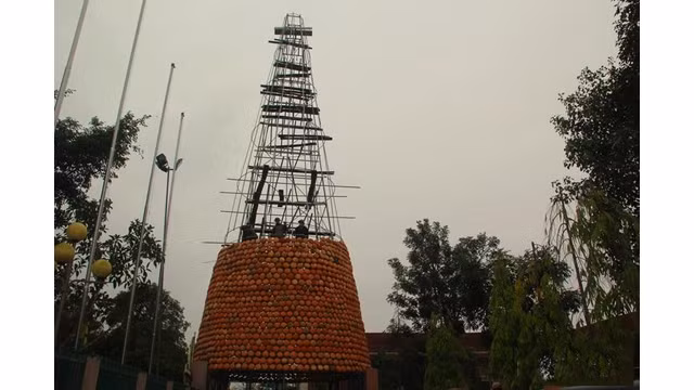 Un sapin de Noël constitué de milliers de marmites en terre cuite. Photo: Journal Nghê An
