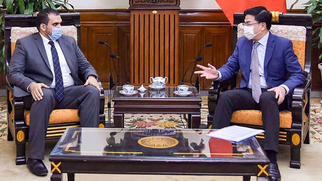Le vice-ministre des Affaires étrangères Pham Quang Hiêu, (à droite) et le chargé d’affaires par intérim de l’Ambassade du Koweït au Vietnam, Faraj S. Al Ajmi, le 29 novembre à Hanoi. Photo : baoquocte.vn.
