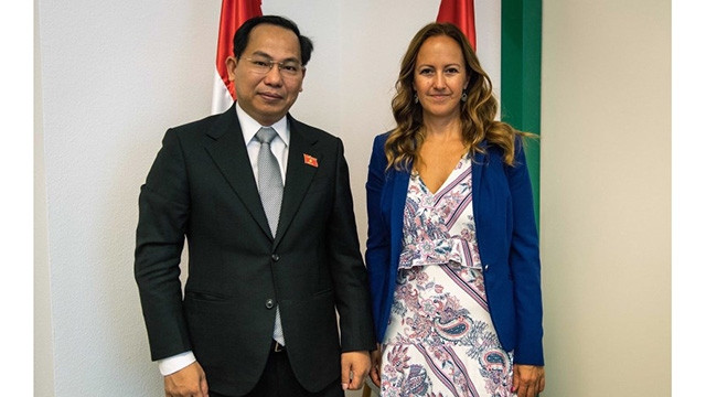 Lê Quang Manh, secrétaire du Comité du Parti de la ville de Cân Tho (à gauche) et Katalin Bihari, vice-ministre des Affaires étrangères et des Relations économiques extérieures de la Hongrie. Photo : NDEL.
