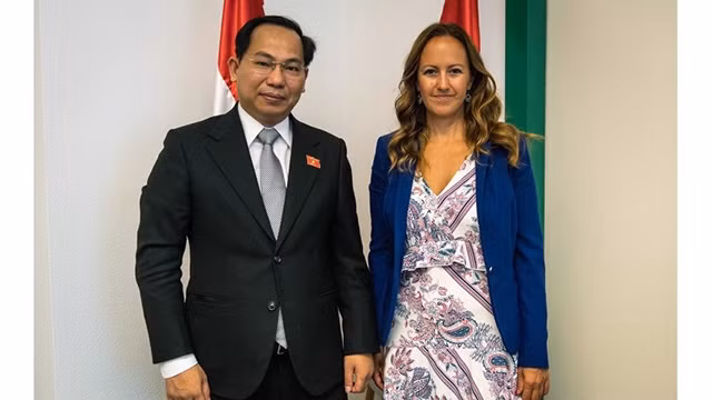 Lê Quang Manh, secrétaire du Comité du Parti de la ville de Cân Tho (à gauche) et Katalin Bihari, vice-ministre des Affaires étrangères et des Relations économiques extérieures de la Hongrie. Photo : NDEL.