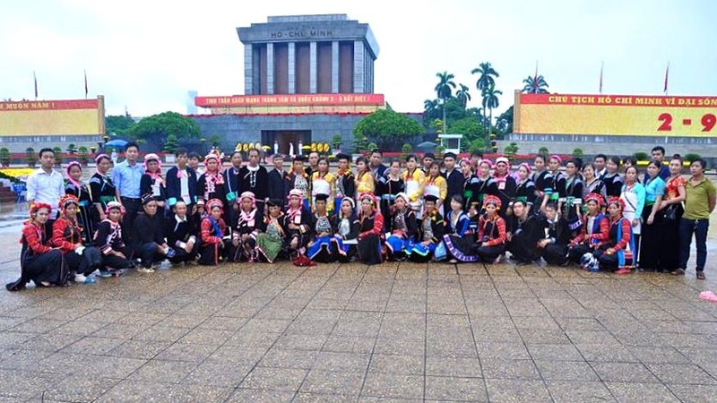 Des artistes ethniques prennent la photo souvenir devant le mausolée du Président Hô Chi Minh. Photo: Village culturel et touristique des ethnies du Vietnam.