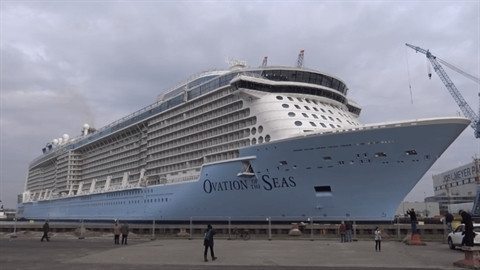 Le navire Ovation of the Seas au port de Phu My, dans la province de Bà Ria- Vung Tàu (au Sud). Photo: CVN.