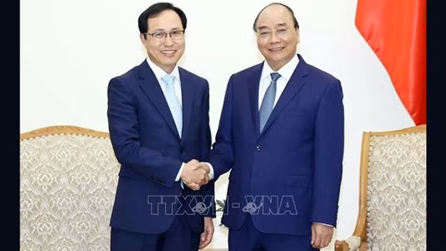 Le Premier ministre Nguyên Xuân Phuc (à droite) et le directeur général de Samsung Vietnam, Choi Joo Ho. Photo : VNA