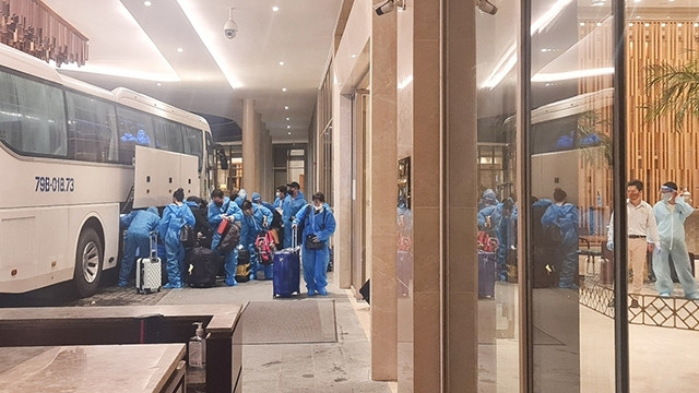 Des touristes japonais et sud-coréens arrivent dans une installation d'hébergement à Khanh Hoa. Photo : VOV.