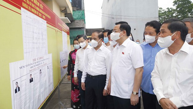 Le Président de l'AN Vuong Dinh Huê inspecte les préparatifs des élections à Tuyên Quang. Photo: VNA.