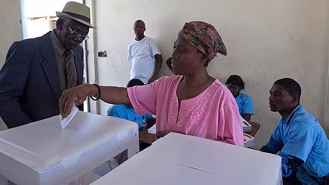 Une femme déposant son bulletin de vote dans un quartier de Port-au-Prince, en Haïti, en 2011. Photo : ONU