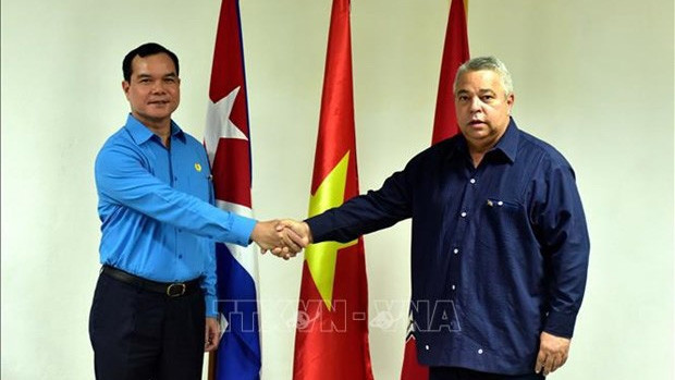 Le président de la Confédération générale du Travail du Vietnam, Nguyên Dinh Khang (à gauche), et le Secrétaire général de la Centrale des travailleurs de Cuba, Ulises Guilarte de Nacimiento. Photo : VNA.