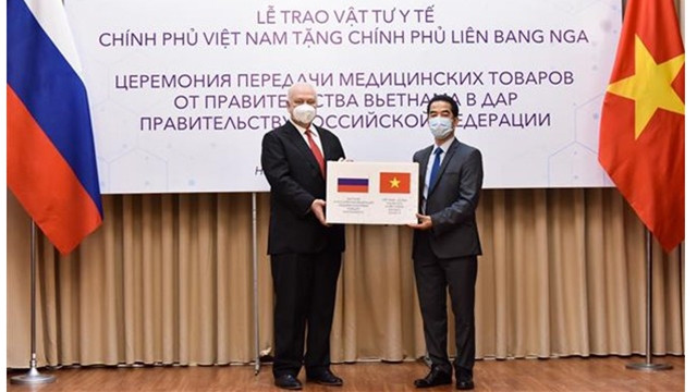 Cérémonie de remise des masques du Gouvernement et du peuple du Vietnam au gouvernement et au peuple de Russie, le 13 avril à Hanoi. Photo : VNA.
