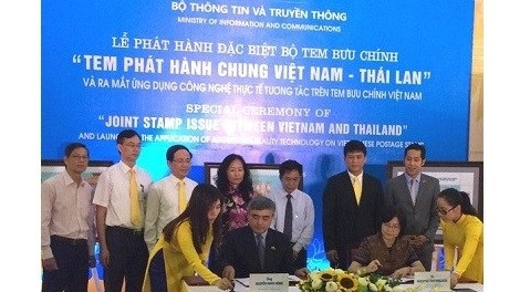 Cérémonie de présentation de la collection de timbres commune Vietnam - Thailande. Photo: VGP .