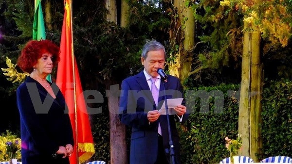L'ambassadeur vietnamien en Italie, Cao Chinh Thiên (à droite), et la vice-présidente du Sénat ​italien, Valeria Fedeli, lors d’un banquet en l'honneur du 70e anniversaire de la Fête nationale du Vietnam. Photo: VNA.