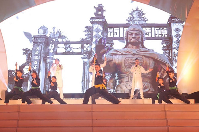 Une représentation d’arts martiaux traditionnels locaux. Photo: Thanhnien.