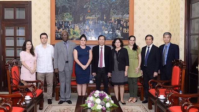 La délégation du journal Granma prend une photo de souvenir avec les représentants du journal Nhân Dân. Photo: NDEL.