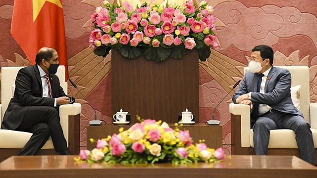 Le Président de la Commission des relations extérieures de l’Assemblée nationale, Vu Hai Hà (à droite), et l’ambassadeur singapourien au Vietnam, Jaya Ratnam. Photo: quochoi.vn