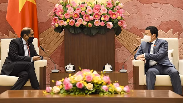 Le Président de la Commission des relations extérieures de l’Assemblée nationale, Vu Hai Hà (à droite), et l’ambassadeur singapourien au Vietnam, Jaya Ratnam. Photo: quochoi.vn