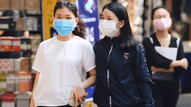 Le port des masques faciaux est nécessaire dans la prévention de la pandémie de COVID-19. Photo : Cafef.