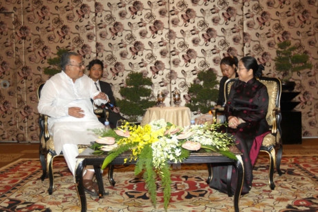 La secrétaire adjointe du Comité du Parti pour Hô Chi Minh-Ville, Vo Thi Dung, rencontre, ce jeudi, le président du Parti communiste du Bangladesh, Mujahidul Islam Selim. Photo: VNA.