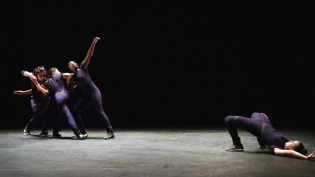 Une danse contemporaine hip-hop.