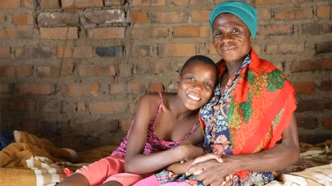 Une femme séropositive et sa petite-fille à Makuzeze au Malawi. Photo: UNICEF.