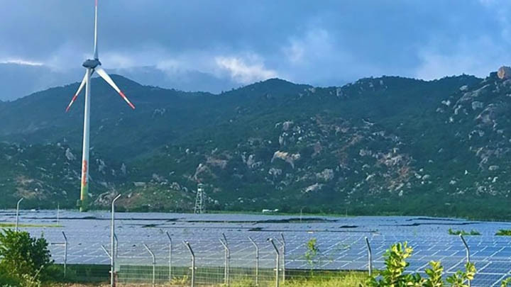 Un projet d'énergie solaire et d'énergie éolienne à Ninh Thuân. Photo : baoxaydung.com.vn