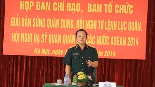Le général de corps d'armée Dô Bá Ty prend la parole à la réunion sur les travaux d’organisation du 24e tournoi de tir et des réunions de l'ASEAN, le 13 octobre à Hanoi. 
