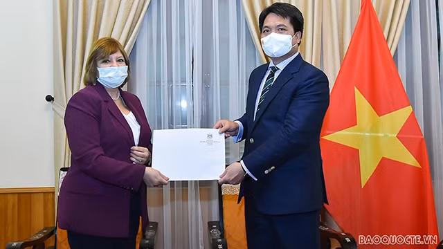 L’ambassadeur Nguyên Viêt Dung, directeur du Département du protocole d’État du Vietnam (à doite) et Amal Abdel Kader Elmorsi Salama, ambassadrice d’Égypte au Vietnam. Photo : baoquocte.vn.