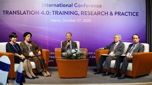 Des diplomates, les traducteurs et les interprètes de premier ordre vietnamiens lors du colloque. Photo : Tùng Chi/NDEL.