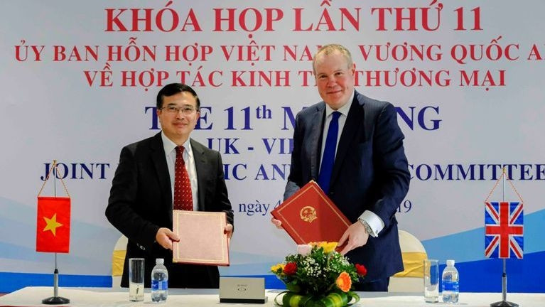 Signature du procès-verbal de la 11e session du Comité mixte Vietnam - Royaume-Uni sur la coopération économique et commerciale, le 4 octobre à Ha Long. Photo : MOIT.