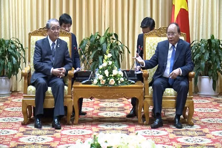 Le PM vietnamien, Nguyên Xuân Phuc (à droite), et le gouverneur de la préfecture japonaise de Nagasaki, Nakamura Norimichi. Photo: VGP.