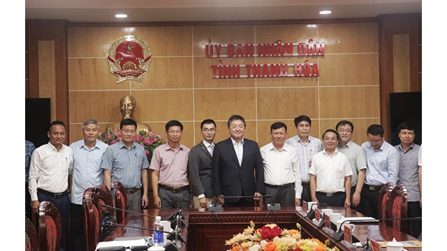Le vice-président permanent du Comité populaire provincial de Thanh Hoa, Nguyên Van Thi, et une délégation d'experts de la JICA. Photo : thanhhoa.gov.vn