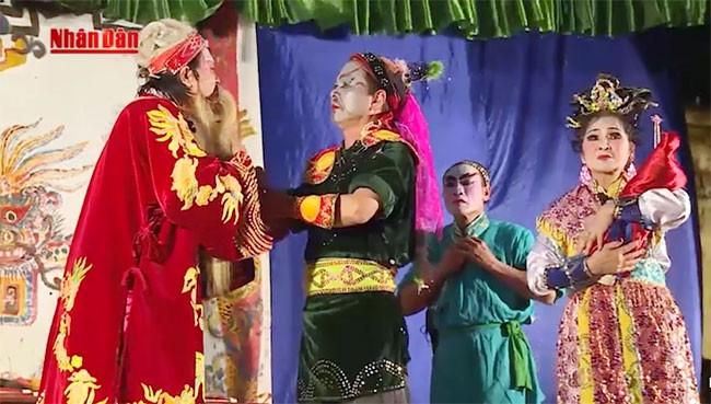 Troupe de théâtre classique « tuông » dans un ancien village