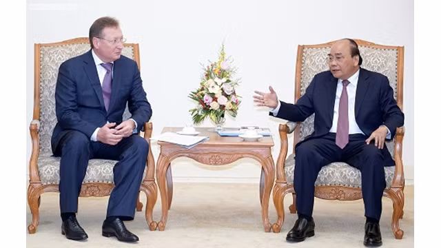  Le Premier ministre Nguyên Xuân Phuc (à droite) et le directeur général de Zarubezhneft JSC Sergey, Ivanovich Kudryashov (à gauche). Photo: VGP