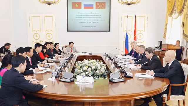 Séminaire sur le thème « L’héritage spirituel du Président Hô Chi Minh - 50 ans après », le 20 septembre à Saint-Pétersbourg, en Russie. Photo : NDEL.