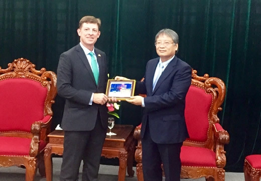 Le vice-président du Comité populaire de la ville de Dà Nang, Nguyên Ngoc Tuân (à droite), et le consul général des États-Unis à Hô Chi Minh-Ville, Timothy Liston, le 20 juin, à Dà Nang. Photo: cadn.com.vn.