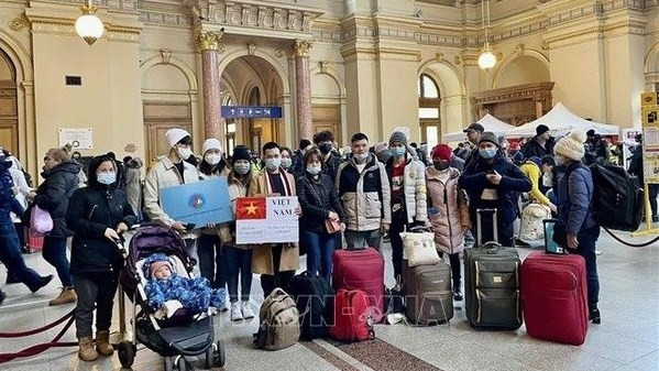 Des Vietnamiens évacués de la zone de guerre en Ukraine. Photo : VNA.