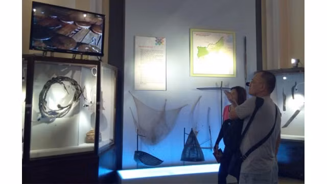 Les visiteurs lors de l'exposition: Photo: Journal Tô Quôc