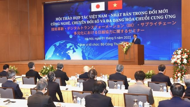 Le Premier ministre Pham Minh Chinh prend la parole lors du séminaire de coopération dans l’innovation technologique et la transformation numérique. Photo: Trân Hai/NDEL.