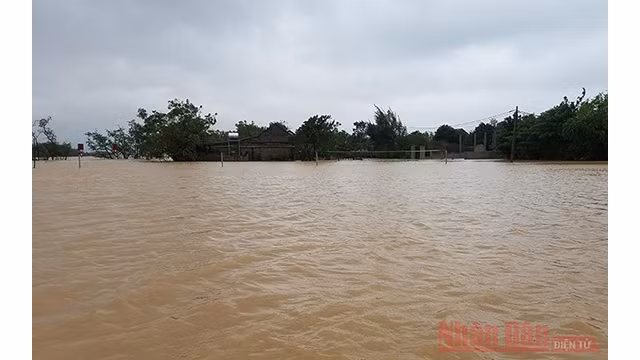 Des zones du district de Quang Ninh (province de Quang Binh, au Centre) sont submergées en mi-octobre dernier. Photo : NDEL.