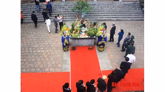 Les délégués déposent des bâtonnets d’encens lors de la cérémonie. Photo : VOV.