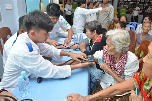 Les consultations médicales et les médicaments ont été gratuitement fournis . Photo: VNA.