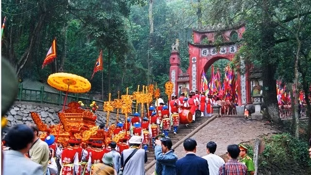 Chaque année, des millions de personnes participent à la Fête du temple des Rois Hùng, à Phu Tho (au Nord). Photo: VNP.