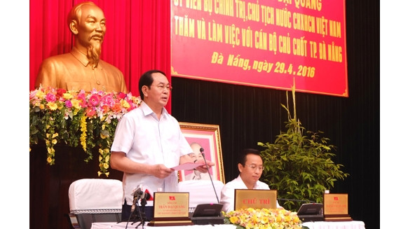 Le Président de la République, Trân Dai Quang (debout), travaille avec les autorités de la ville de Dà Nang, ce vendredi matin. Photo: VGP.