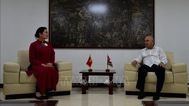 La présidente de l'Union des femmes du Vietnam Ha Thi Nga et Roberto Morales Ojeda, membre du Bureau politique, chef de la Commission d'organisation du Comité central du Parti communiste de Cuba. Photo: VNA