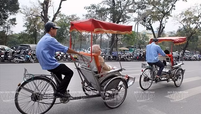 Les cyclo-pousses transportent les visiteurs à travers les rues de Hanoi. Photo: VNP.