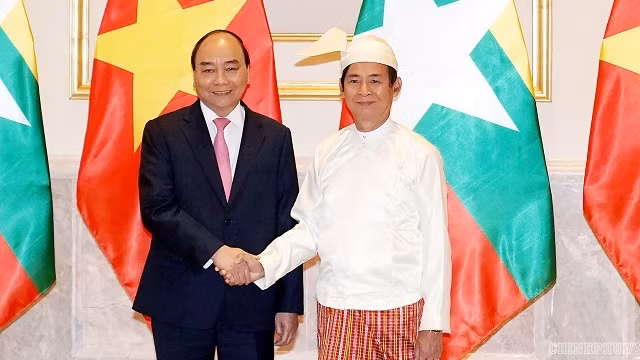 Le PM vietnamien Nguyên Xuân Phuc (à gauche) et le Président birman U Win Myint. Photo : VGP.
