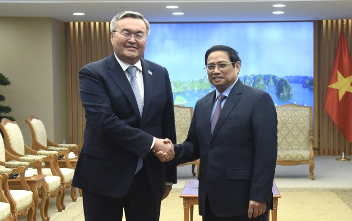 Le Premier ministre Pham Minh Chinh (à droite) et le vice-Premier ministre kazakh et ministre des Affaires étrangères Mukhtar Tileuberdi, à Hanoi, le 18 août. Photo : Trân Hai/NDEL.