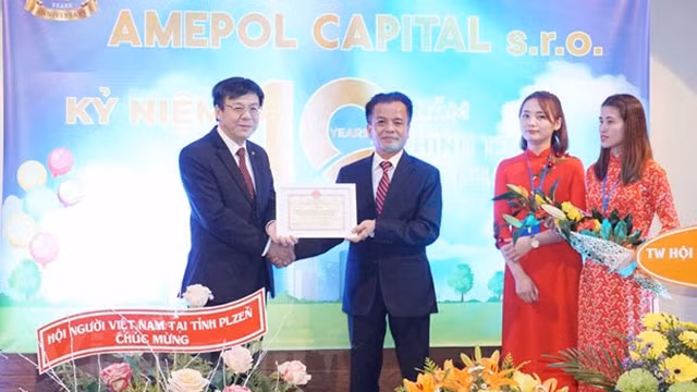 L’ambassadeur vietnamien Hô Minh Tuân remet un satisfecit de l’Ambassade vietnamienne en R. tchèque à Amepol Capital. Photo : VNA.