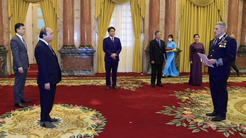 Le Président Nguyên Xuân Phuc reçoit l'ambassadeur de la République de Biélorussie, Vladimir Baravikov (à droite). Photo : VNA.