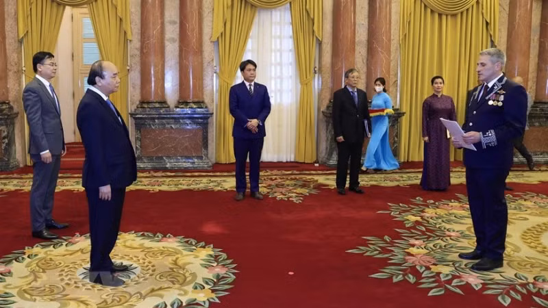 Le Président Nguyên Xuân Phuc reçoit l'ambassadeur de la République de Biélorussie, Vladimir Baravikov (à droite). Photo : VNA.